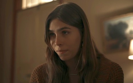 Gabriela Medeiros tem expressão triste em cena do remake de Renascer