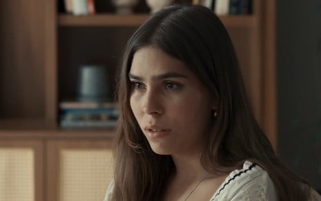 A atriz Gabriela Medeiros está caracterizada como a personagem transexual Buba do remake de Renascer