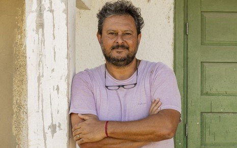 O diretor Gustavo Fernandez posa em cenário do remake de Renascer, da Globo