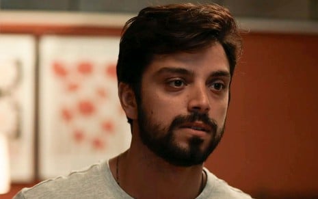 O ator Rodrigo Simas usa camisa clara em cena de Renascer; ele está caracterizado como José Venâncio