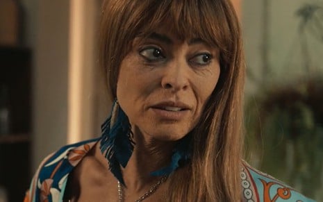 A atriz Juliana Paes com expressão séria, caracterizada como Jacutinga em cena de Renascer