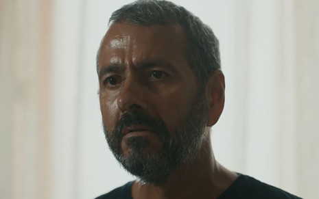 Marcos Palmeira caracterizado como José Inocêncio; ele exprime emoção em cena de Renascer