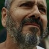 O ator Marcos Palmeira está em close, chorando, em cena de Renascer como José Inocêncio