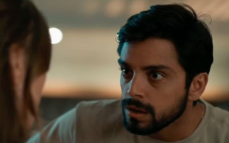 O ator Rodrigo Simas está em cena como José Venâncio na novela Renascer