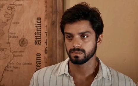Rodrigo Simas usa camisa clara e está em cena do remake de Renascer como o personagem José Venâncio