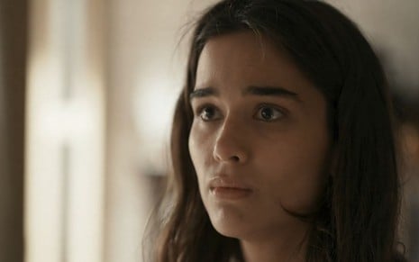 A atriz Theresa Fonseca está entristecida em cena da novela Renascer como a personagem Mariana