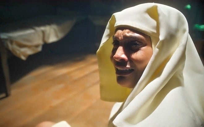 Barbara Reis vestida de freira como Aline em Terra e Paixão