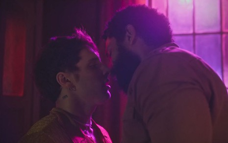 Diego Martins e Amaury Lorenzo quase se beijam em cena de Terra e Paixão