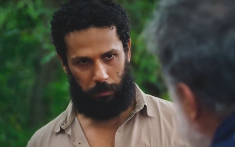 O ator Amaury Lorenzo está caracterizado como Ramiro em cena da novela Terra e Paixão, da Globo
