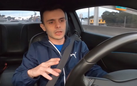 Guillermo Hundadze conversa em vídeo no YouTube enquanto dirige um carro