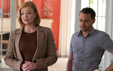 Sarah Snook e Kieran Culkin têm expressões sérias em cena da quarta temporada de Succession