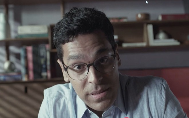Em cena de Renascer, Renan Monteiro está na tela de um computador, falando com alguém