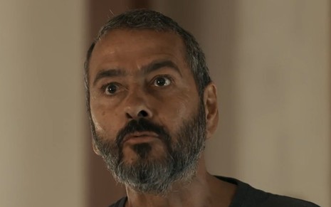 Em cena de Renascer, Marcos Palmeira está com a expressão de raiva, discutindo com alguém