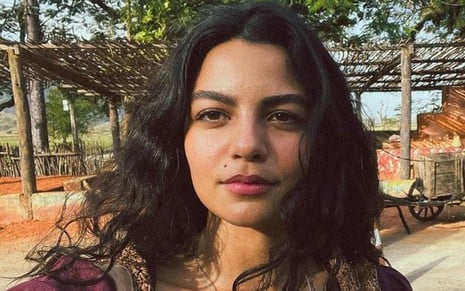 Larissa Bocchino faz selfie em cenário da novela Guerreiros do Sol