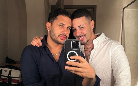 Lucas Guimarães tira uma selfie no espelho ao lado de Carlinhos Maia