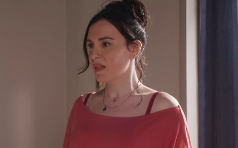 Maria Clara Spinelli com expressão séria em cena como Renée da novela Elas por Elas