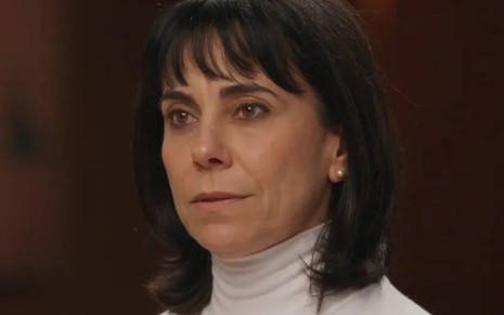 Paula Cohen com expressão séria em cena da novela Elas por Elas