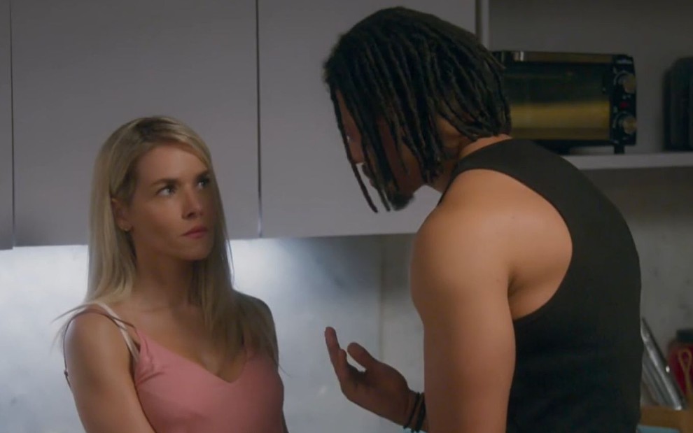 Érica (Monique Alfradique) conversa com Edu (Luís Navarro), que está de costas na imagem, em cena de Elas por Elas