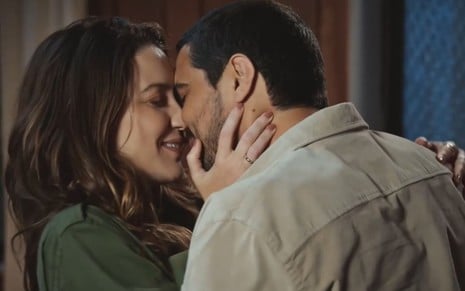 Nathalia Dill beija Renato Góes em cena da novela Família É Tudo