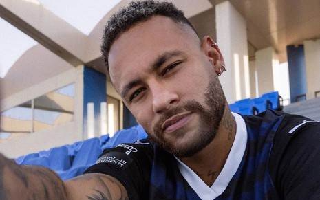 Neymar em foto publicada no Instagram, com expressão séria