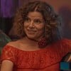 A atriz Debora Bloch de vestido vermelho, com expressão surpresa em cena de No Rancho Fundo