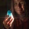 Zefa Leonel (Andrea Beltrão) segura pedra preciosa azul em cena de No Rancho Fundo