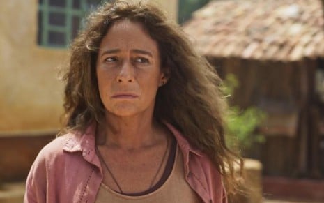 Andrea Beltrão em cena como Zefa na novela No Rancho Fundo