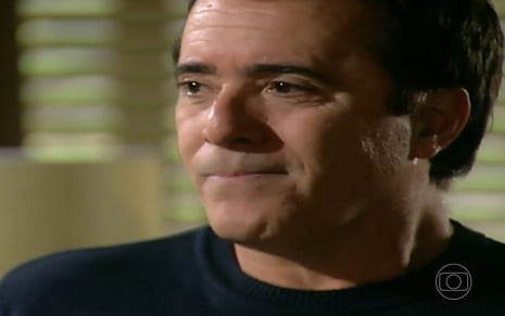 O ator Tony Ramos com expressão séria em cena de Paraíso Tropical