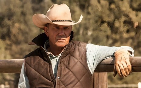 Kevin Costner posa apoiado em cerca de rancho em foto promocional de Yellowstone