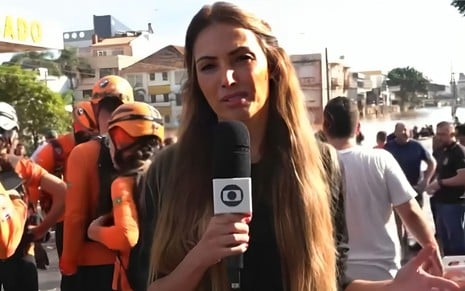 Patrícia Poeta segura microfone da Globo