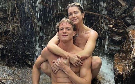 Pedro Novaes está em uma cachoeira com sua mãe, a atriz Letícia Spiller; ela está abraçando o filho por trás