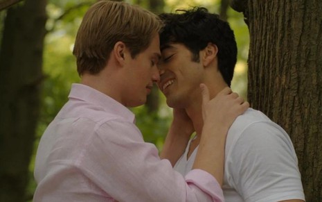 Nicholas Galitzine e Taylor Zakhar Perez se beijam na adaptação do filme Vermelho, Branco e Sangue Azul (2023)