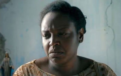 Belize Pombal chora em cena da novela Renascer