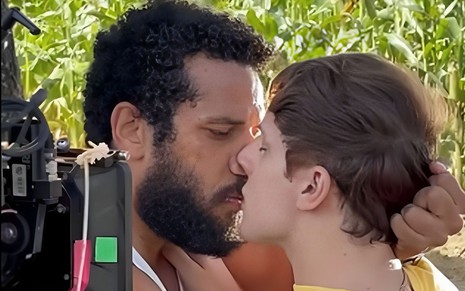 Em cena de Terra e Paixão, Amaury Lorenzo e Diego Martins estão se beijando