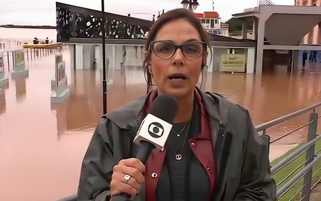 Cristina Ranzolin está na frente de uma área alagada no Rio Grande do Sul