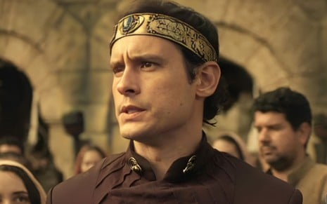 O ator Guilherme Dellorto caracterizado como Salomão em cena de Reis