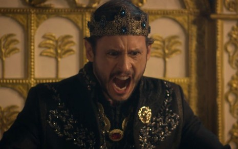 Guilherme Dellorto grita como Salomão em cena de Reis