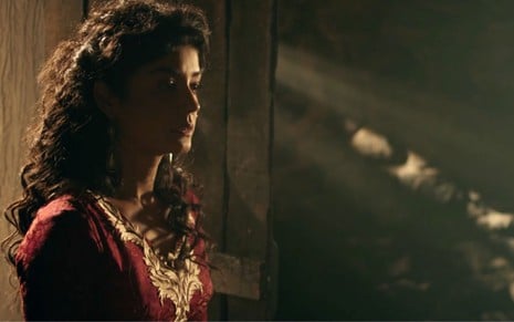Ingrid Conte caracteriada como Naamá em cena da novela Reis