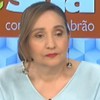 Sonia Abrão tem expressão conformada no cenário do A Tarde É Sua, da RedeTV!