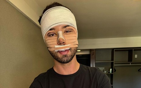 Rico Melquiades com o rosto enfaixado após cirurgias plásticas