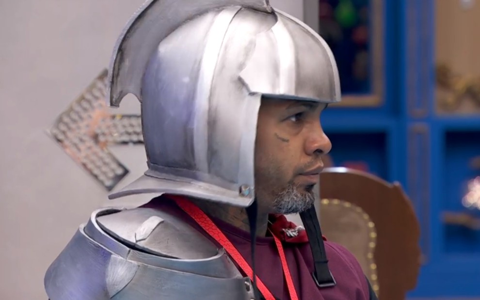 Rodriguinho está com capacete de cavaleiro, do castigo do monstro do BBB 24