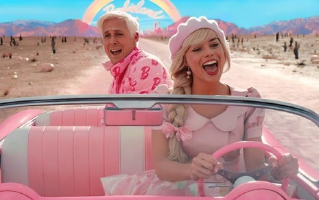 Ryan Gosling e Margot Robbie sorriem abertamente no carro cor-de-rosa da Barbie
