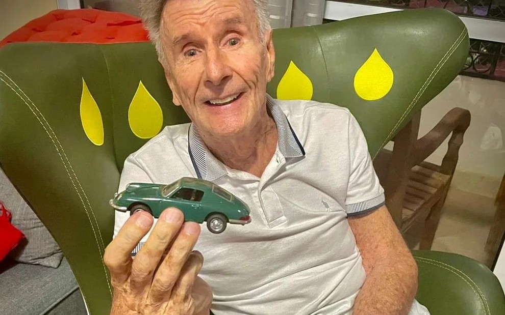 Wilson Fittipaldi segura um carrinho verde de brinquedo em foto postada no Instagram