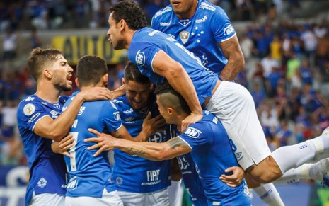 Jogadores do Cruzeiro comemoram gol no estádio do Mineirão: equipe enfrenta o Emelec nesta quarta (8) - DIVULGAÇÃO/CRUZEIRO