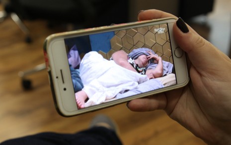 Enquanto Tereza dorme em um dos quartos do Big Brother Brasil 19, assinante acompanha ao vivo pelo celular - FOTOS: VINÍCIUS ANDRADE/NOTÍCIAS DA TV