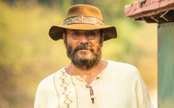 Almir Sater caracterizado como Eugênio em foto de divulgação da novela Pantanal - TV GLOBO/JOÃO MIGUEL JÚNIOR