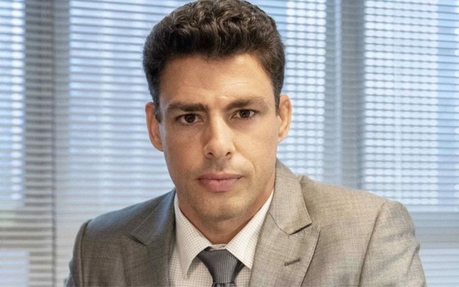 Cauã Reymond caracterizado como Christofer/Renato em foto de divulgação da novela Um Lugar ao Sol - TV GLOBO/FÁBIO ROCHA