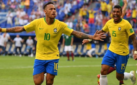 Neymar e Paulinho comemoram durante vitória da seleção brasileira sobre o México - Divulgação/Fifa