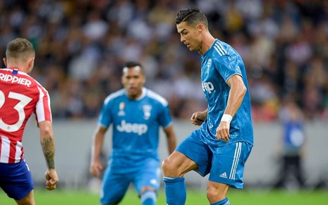 O craque Cristiano Ronaldo em ação pela Juventus contra o Atlético de Madrid, de Trippier (à esq.) - DIVULGAÇÃO/JUVENTUS