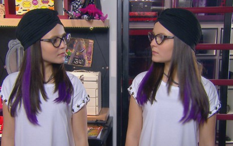 Isabela e Manuela (Larissa Maciel) vestem roupas iguais para trocar de lugar - Reprodução/SBT